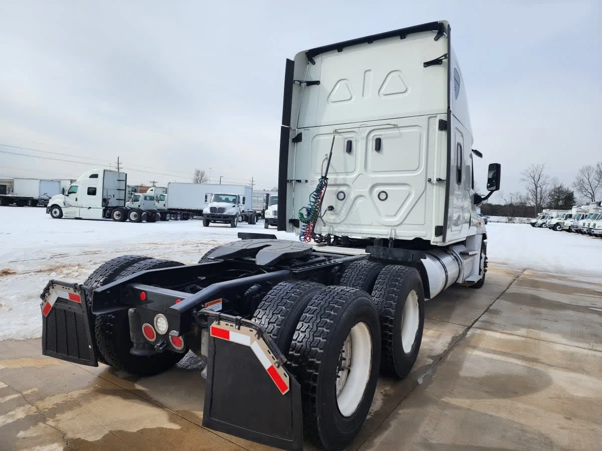 2020 Freightliner Cascadia - image 4