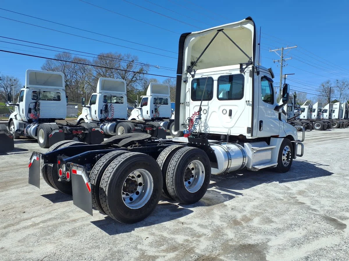 2020 Freightliner Cascadia in Greenville, SC — photo 4
