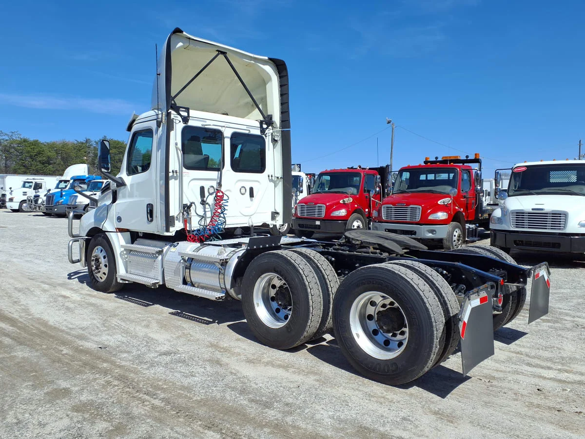 2020 Freightliner Cascadia in Greenville, SC — photo 6