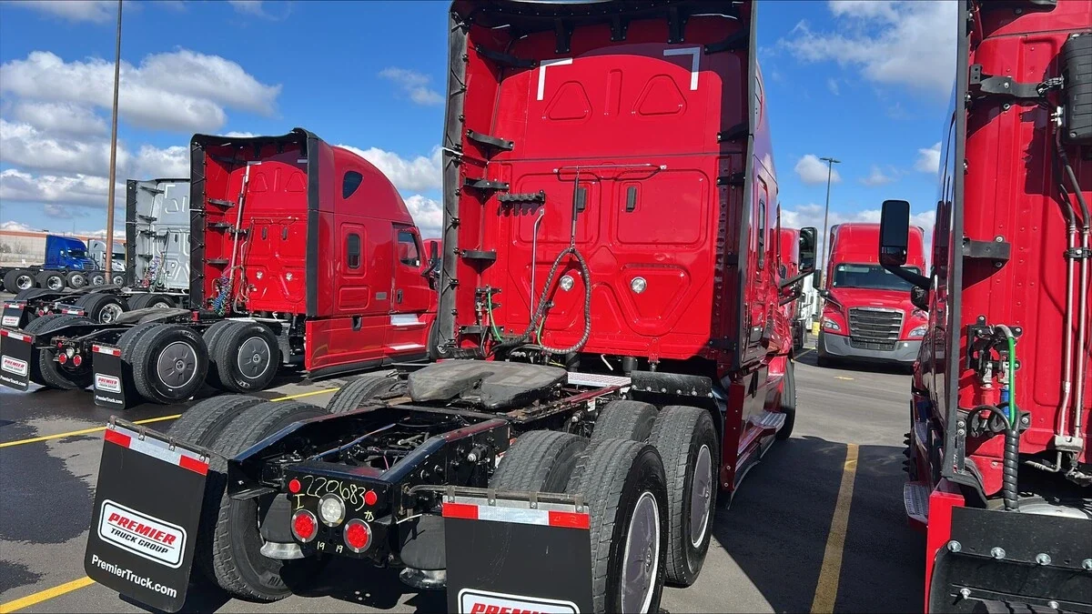 2022 Freightliner Cascadia - image 5