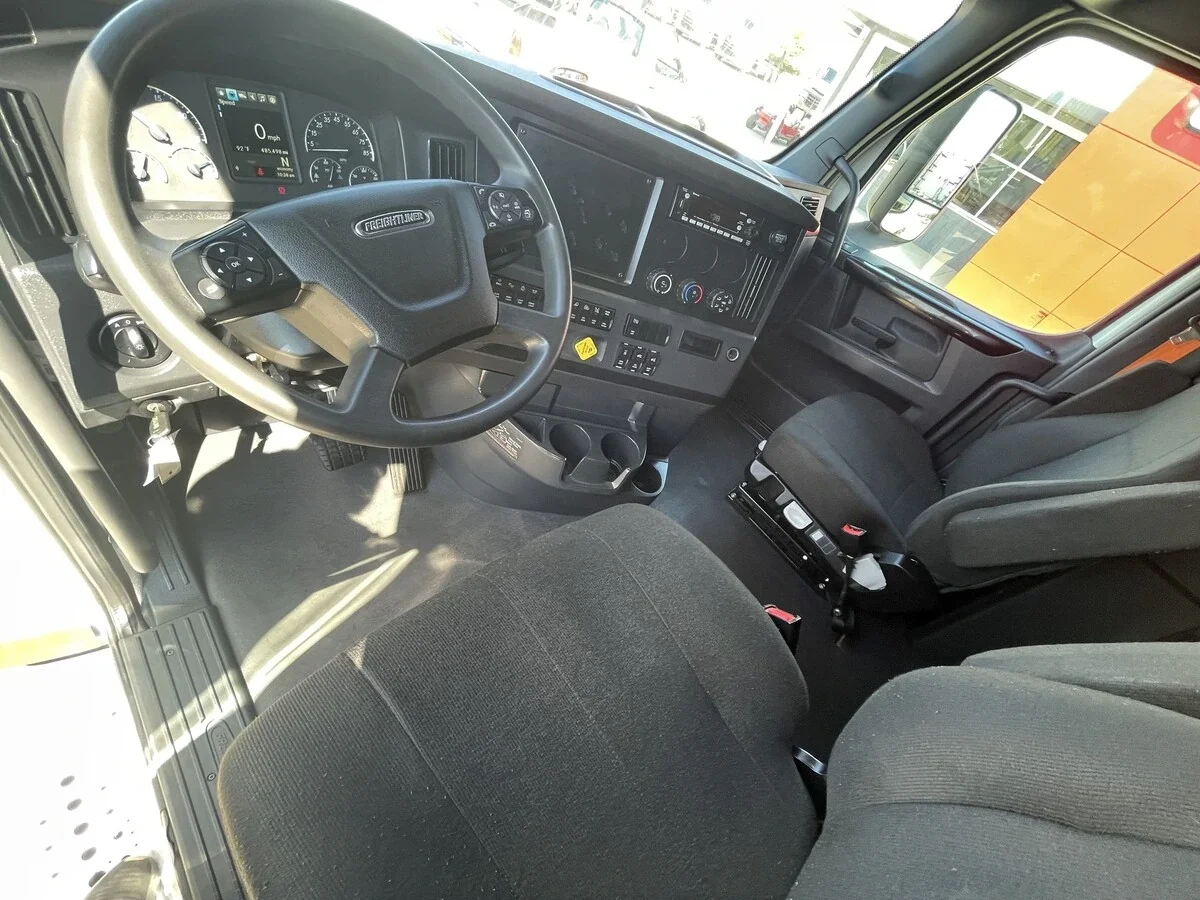 2024 Freightliner Cascadia - image 11