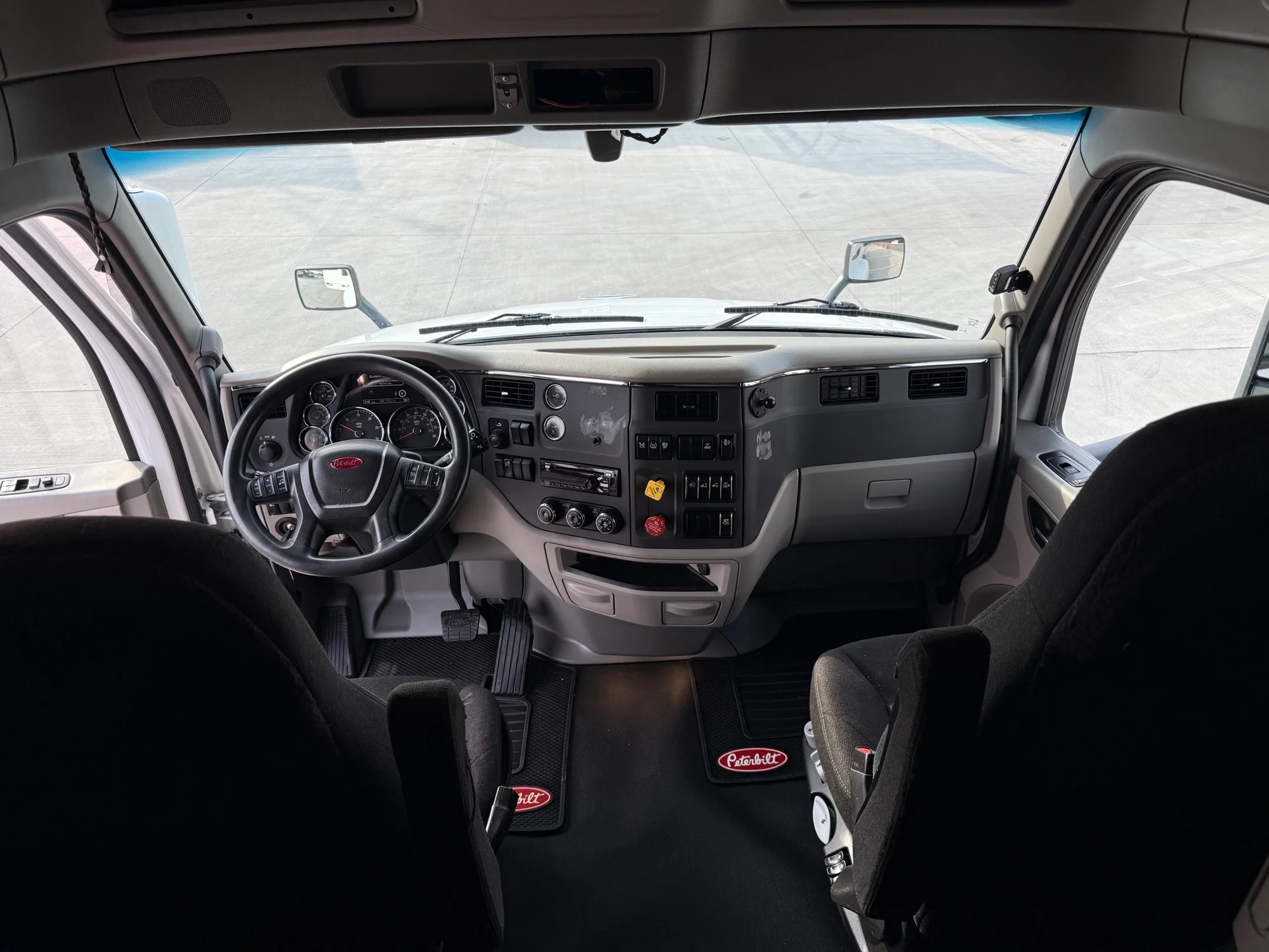 2021 Peterbilt 579 - image 13