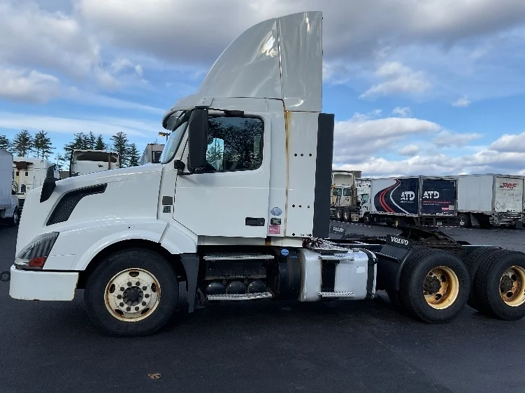 2015 Volvo VNL 300 - image 4
