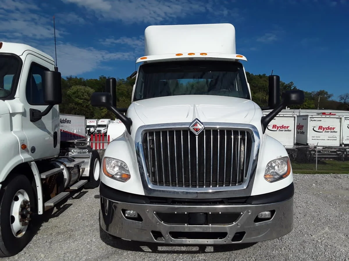 2019 International LT - image 2