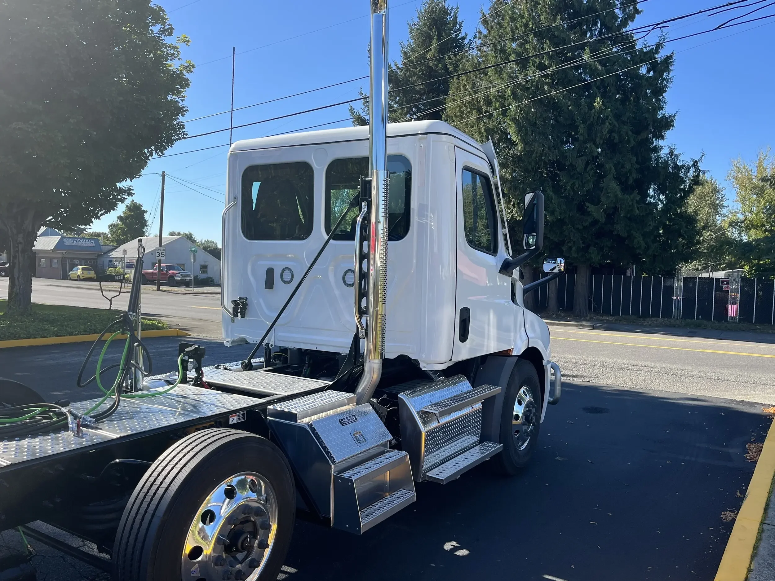 2025 Freightliner Cascadia - image 4