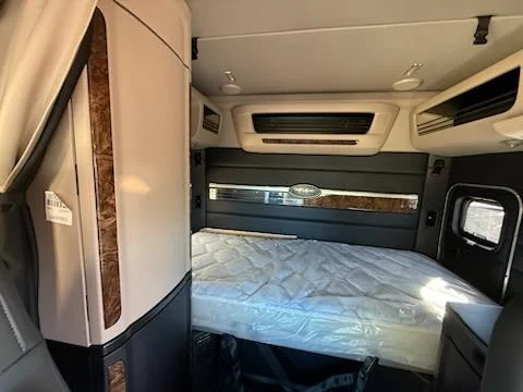 2026 Peterbilt 589 - image 7