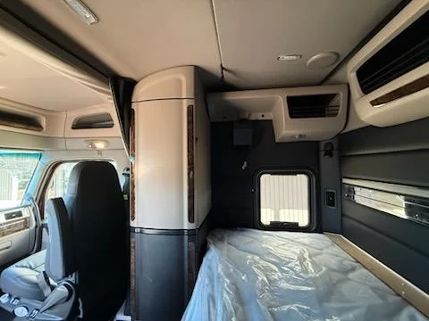 2026 Peterbilt 589 - image 8