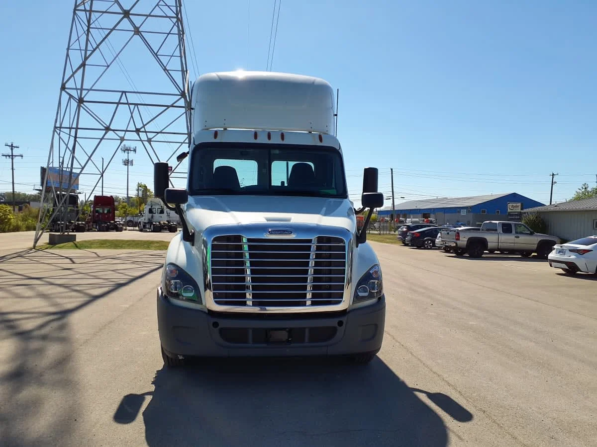 2019 Freightliner Cascadia - image 2