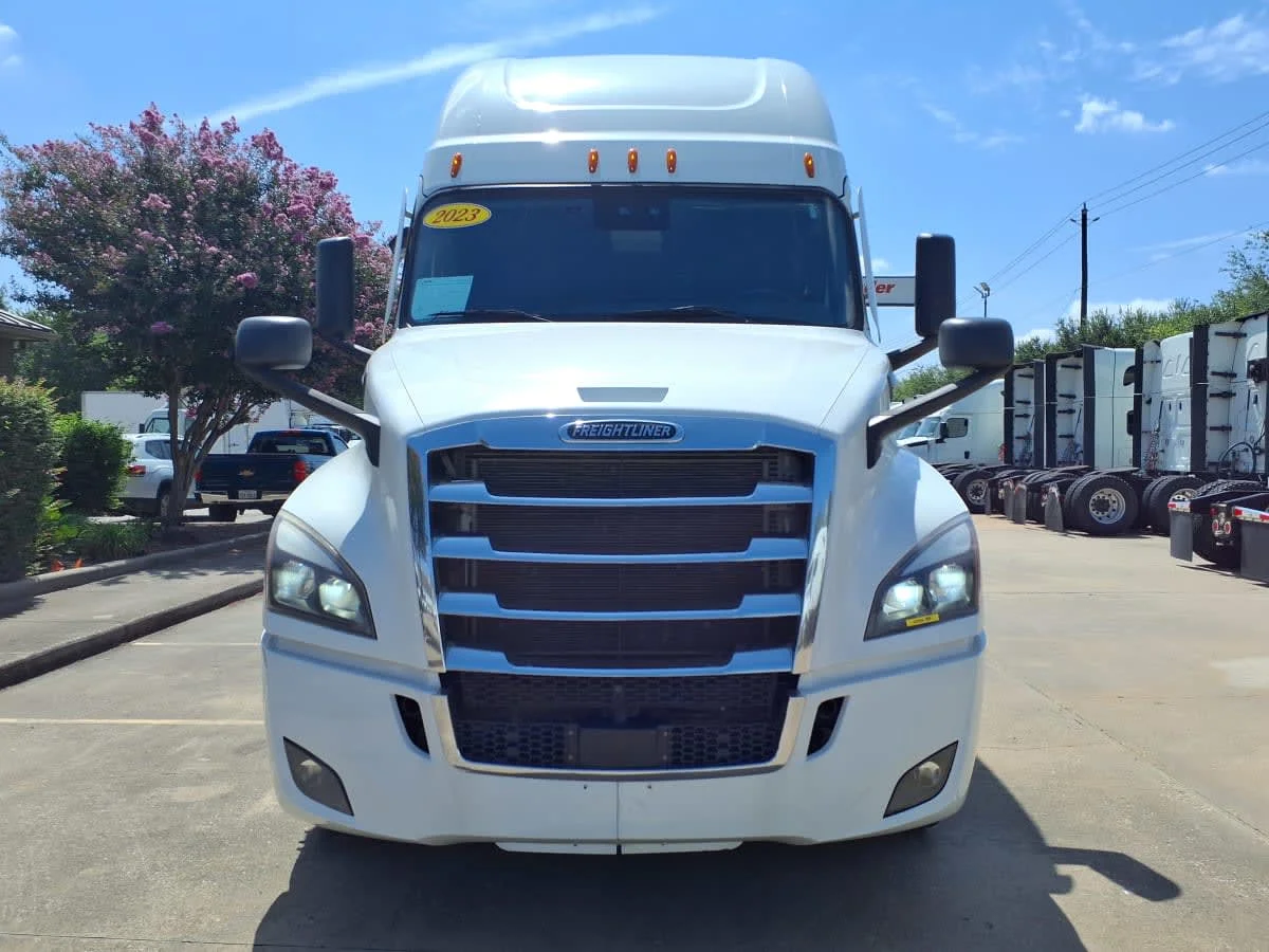2023 Freightliner Cascadia in Houston, TX — photo 2
