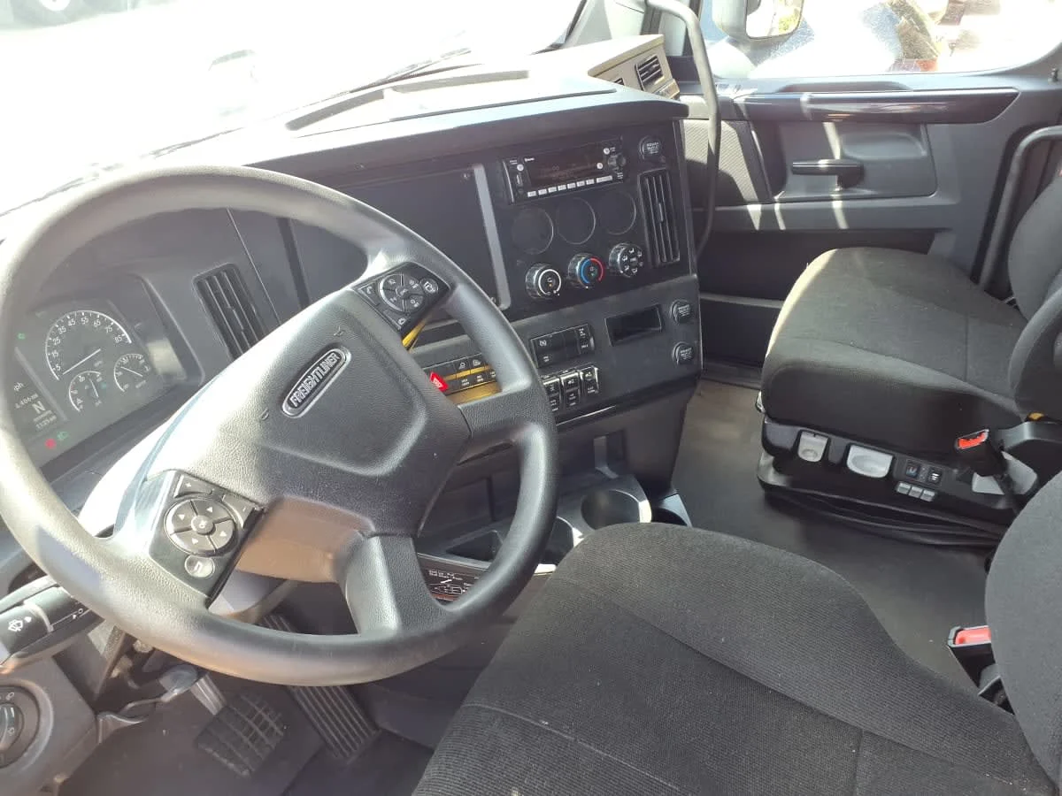 2023 Freightliner Cascadia in Houston, TX — photo 7