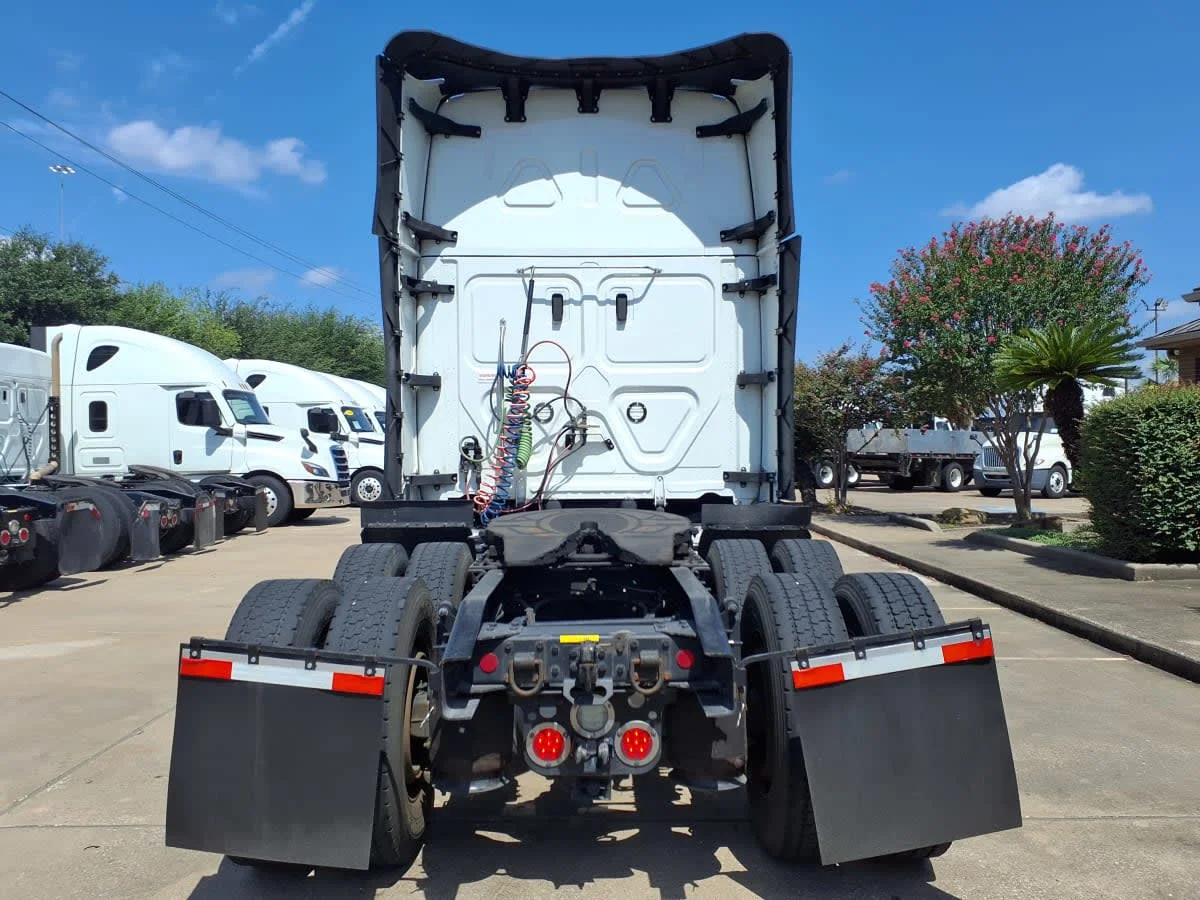 2023 Freightliner Cascadia in Houston, TX — photo 5