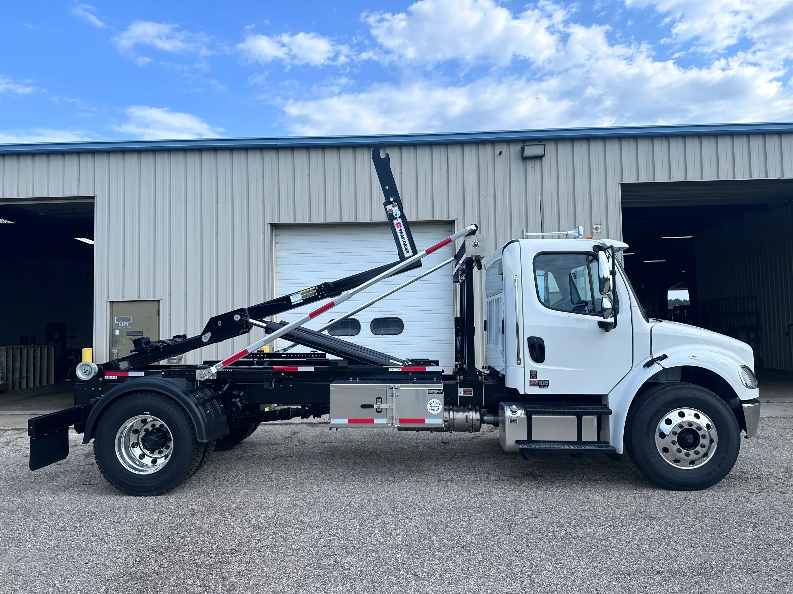 2025 Freightliner M2 106 — photo 4
