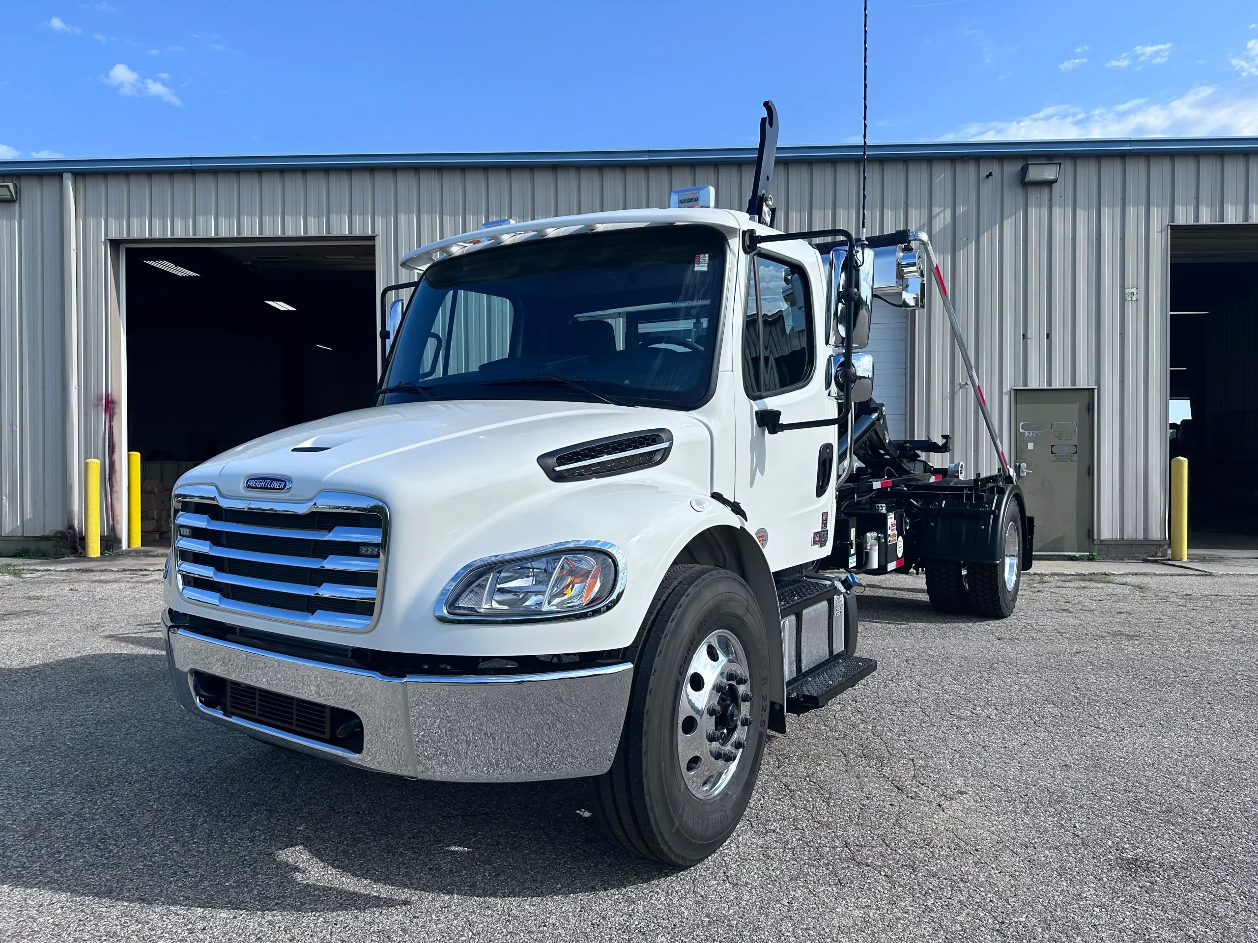 2025 Freightliner M2 106 — photo 3