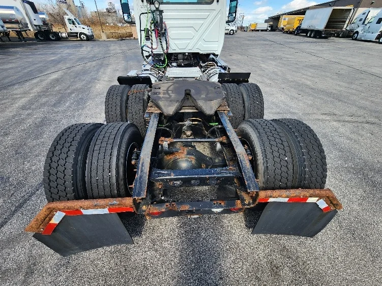 2019 International LT - image 6