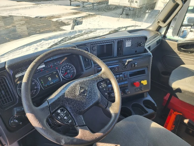 2019 International LT - image 10