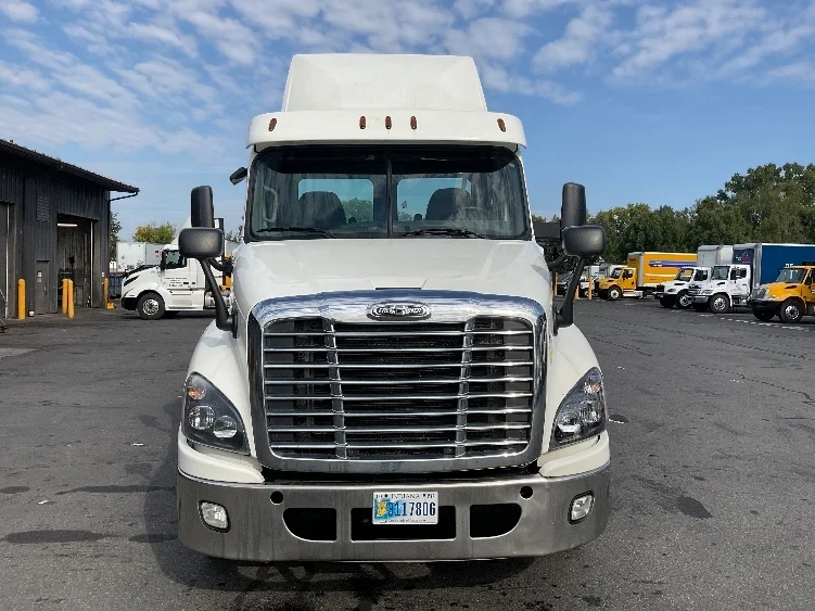 2019 Freightliner Cascadia in Albany, NY — photo 2