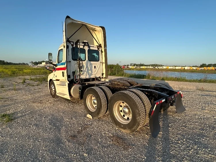 2019 Freightliner Cascadia in Sturtevant, WI — photo 5