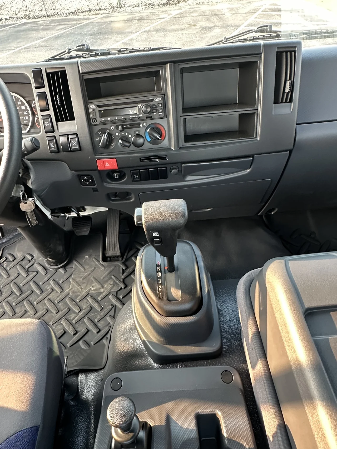 2025 Isuzu FVR in York Street Elmhurst, IL — photo 9