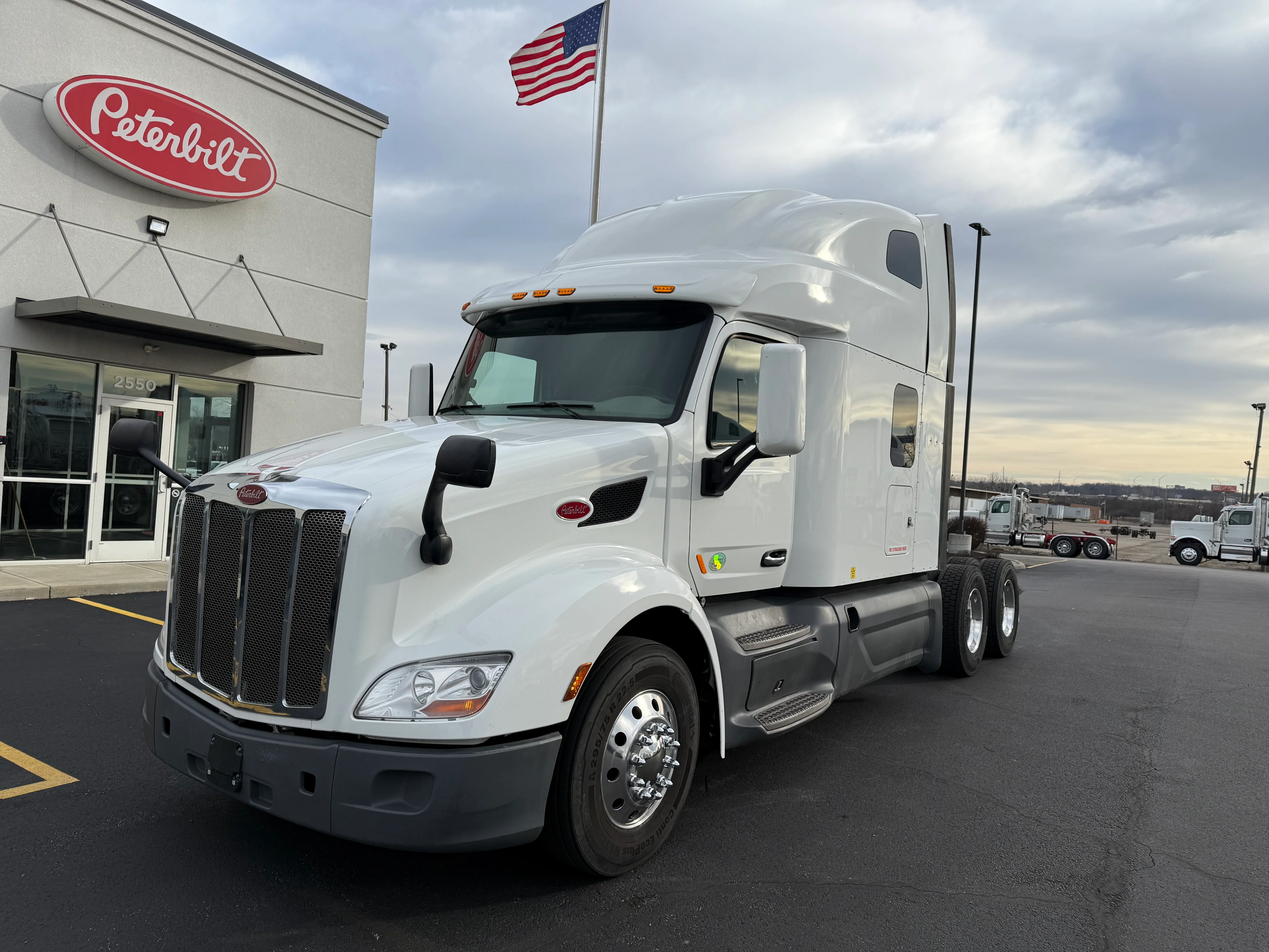 2021 Peterbilt 579 - image 1