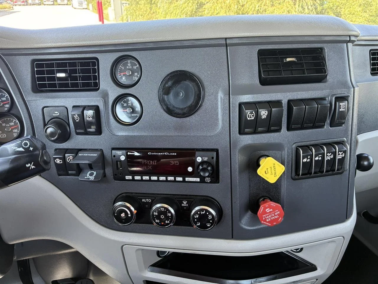 2022 Peterbilt 579 in Rochester, MN — photo 10