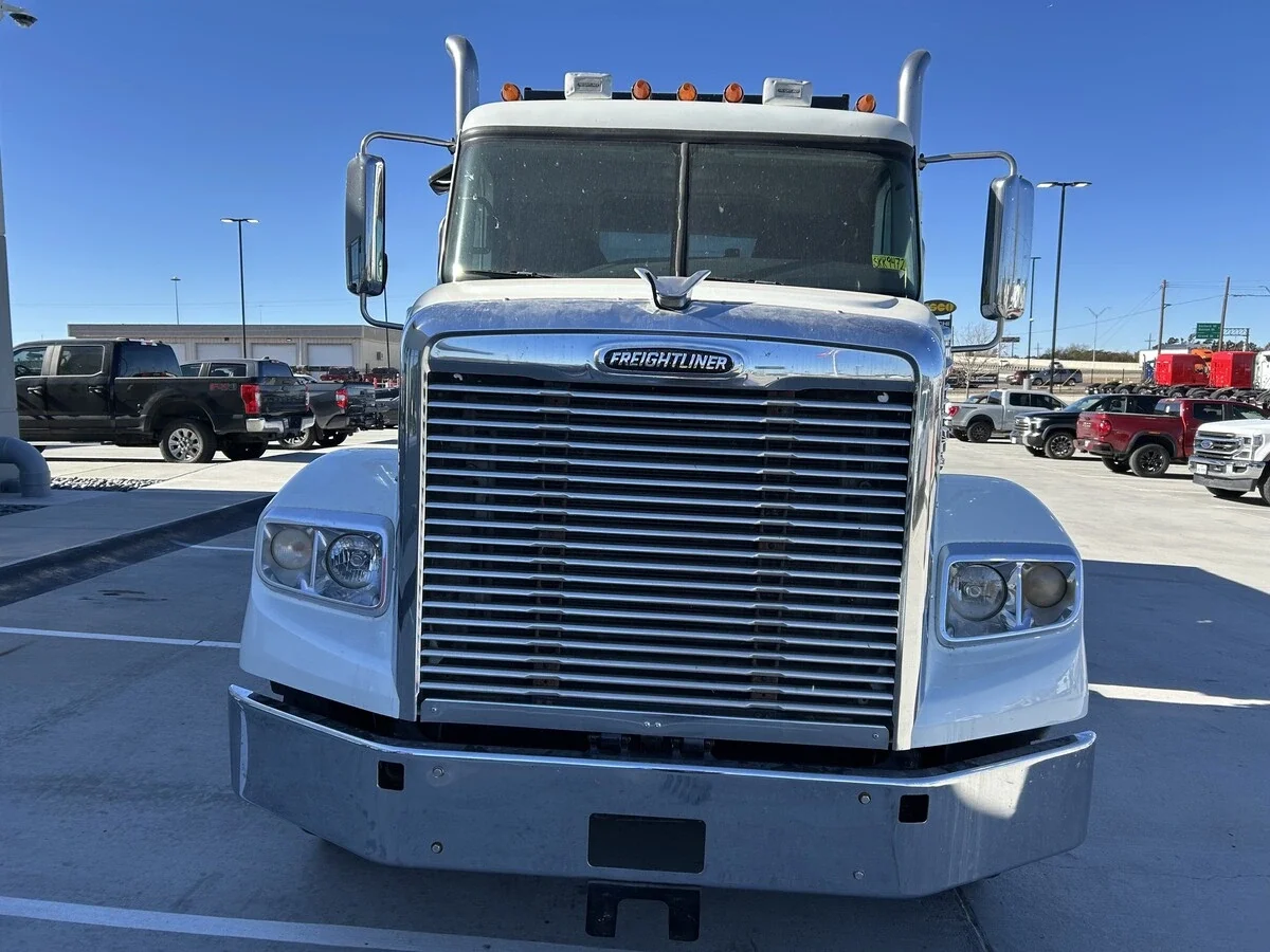 2019 Freightliner 122SD - image 2