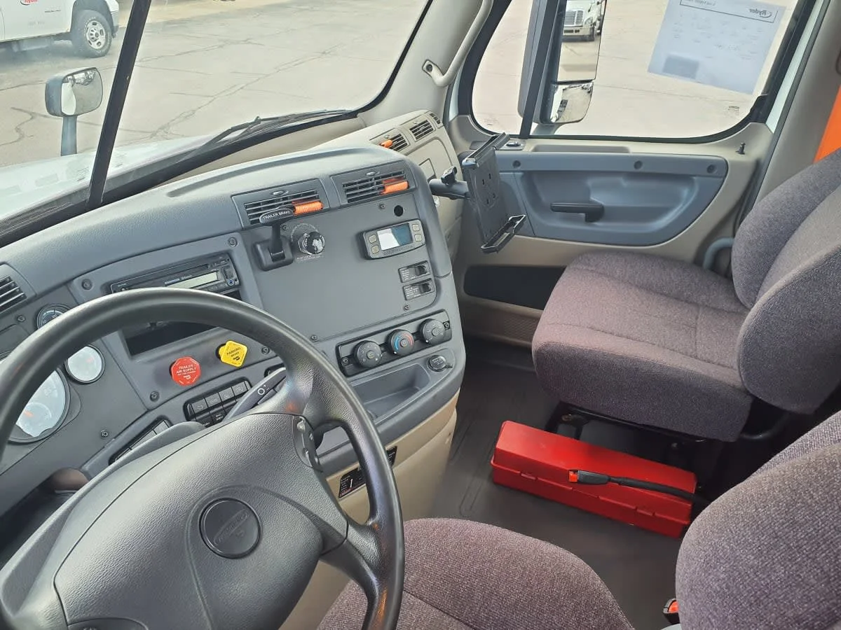 2017 Freightliner Cascadia in Oak Creek, WI — photo 7