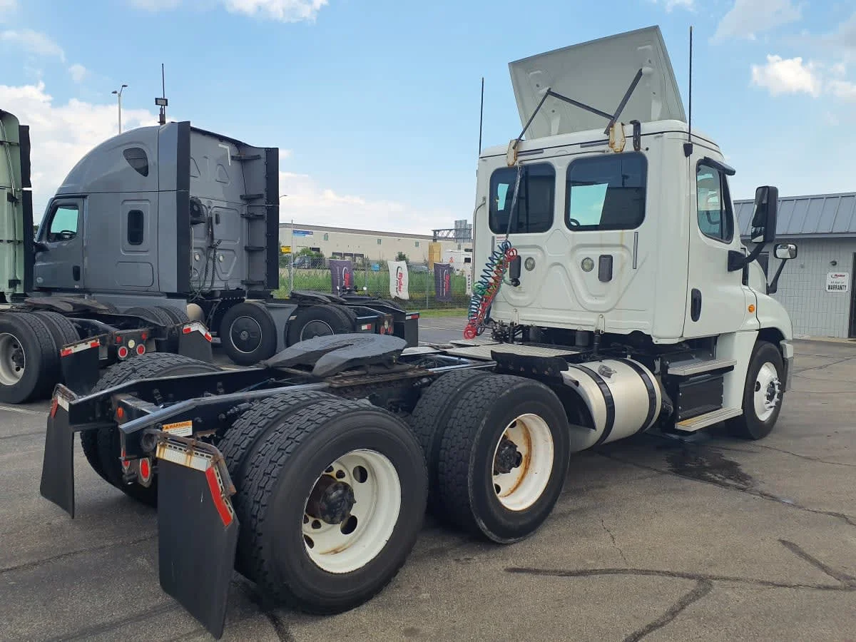 2017 Freightliner Cascadia in Oak Creek, WI — photo 4