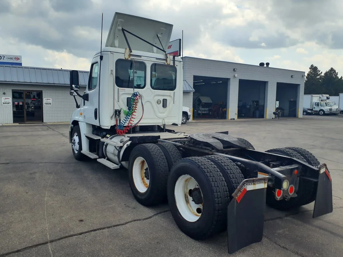 2017 Freightliner Cascadia in Oak Creek, WI — photo 6