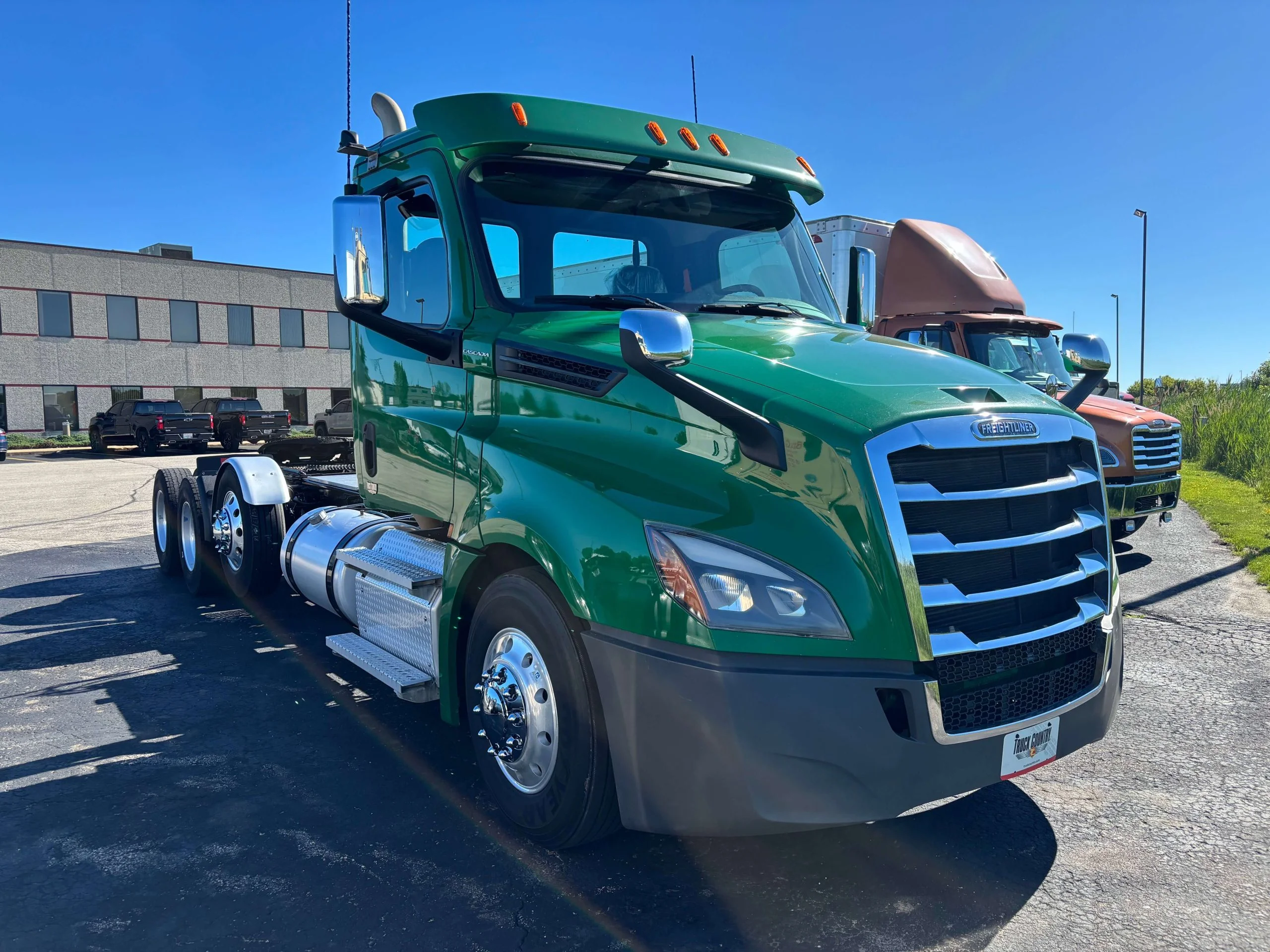 2020 Freightliner Cascadia in Madison, WI — photo 3