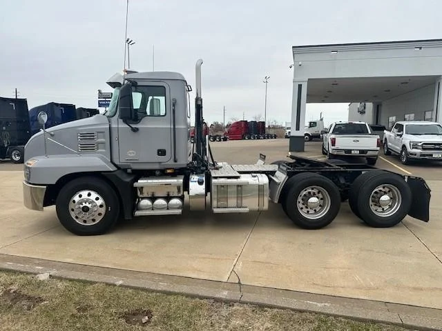 2021 Mack Anthem - image 5