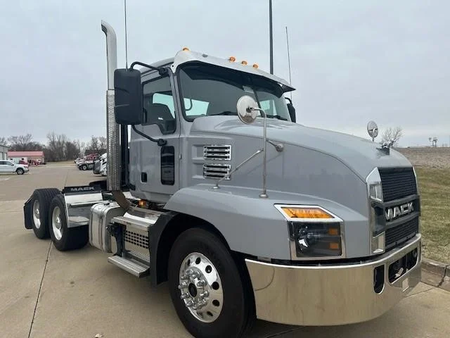 2021 Mack Anthem - image 2