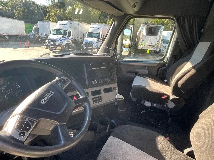 2022 Freightliner Cascadia - image 10