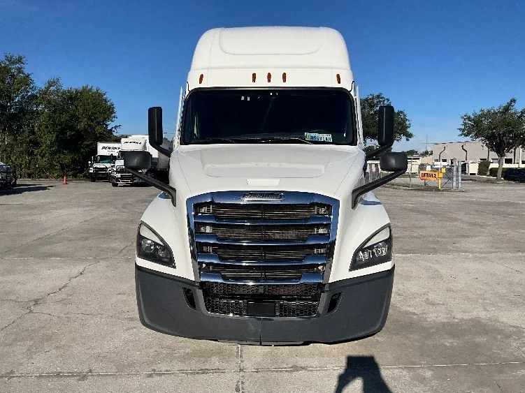 2022 Freightliner Cascadia - image 2
