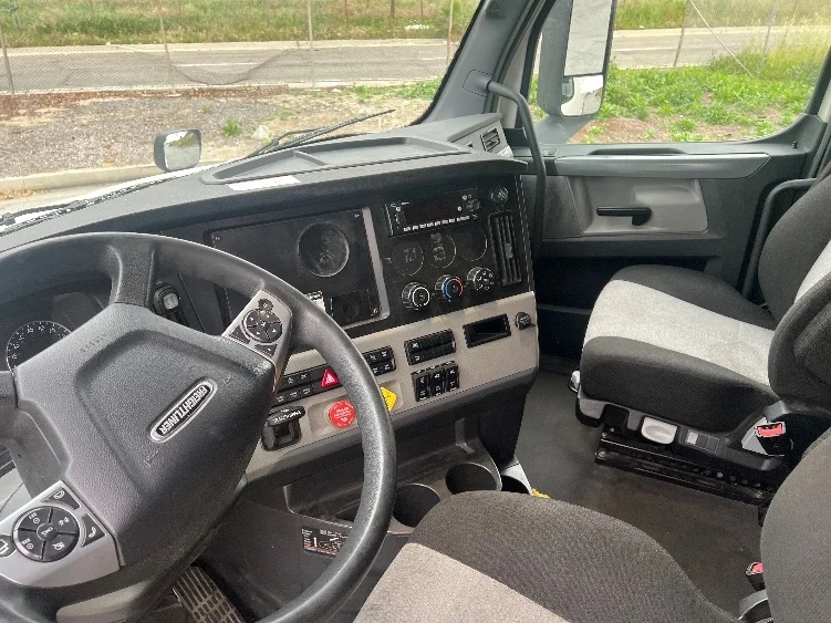 2022 Freightliner Cascadia - image 10