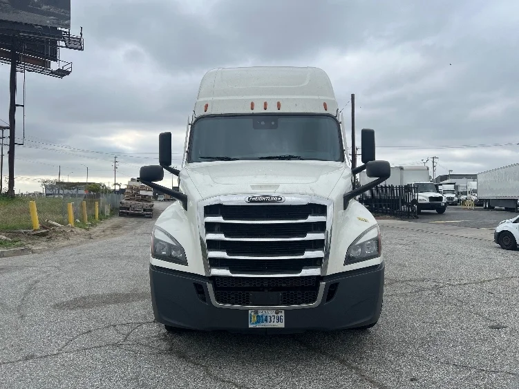 2022 Freightliner Cascadia in La Mirada, CA — photo 2