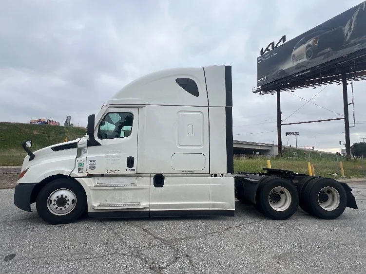 2022 Freightliner Cascadia in La Mirada, CA — photo 4
