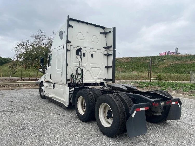 2022 Freightliner Cascadia in La Mirada, CA — photo 5