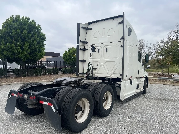2022 Freightliner Cascadia in La Mirada, CA — photo 7