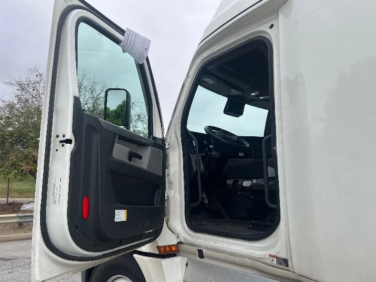 2022 Freightliner Cascadia in La Mirada, CA — photo 9