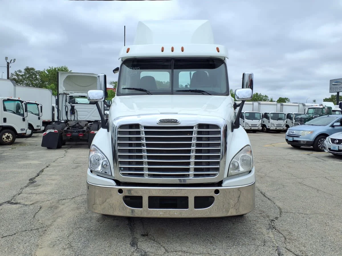 2019 Freightliner Cascadia in Warwick, RI — photo 2