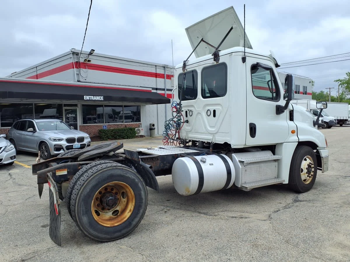 2019 Freightliner Cascadia in Warwick, RI — photo 4