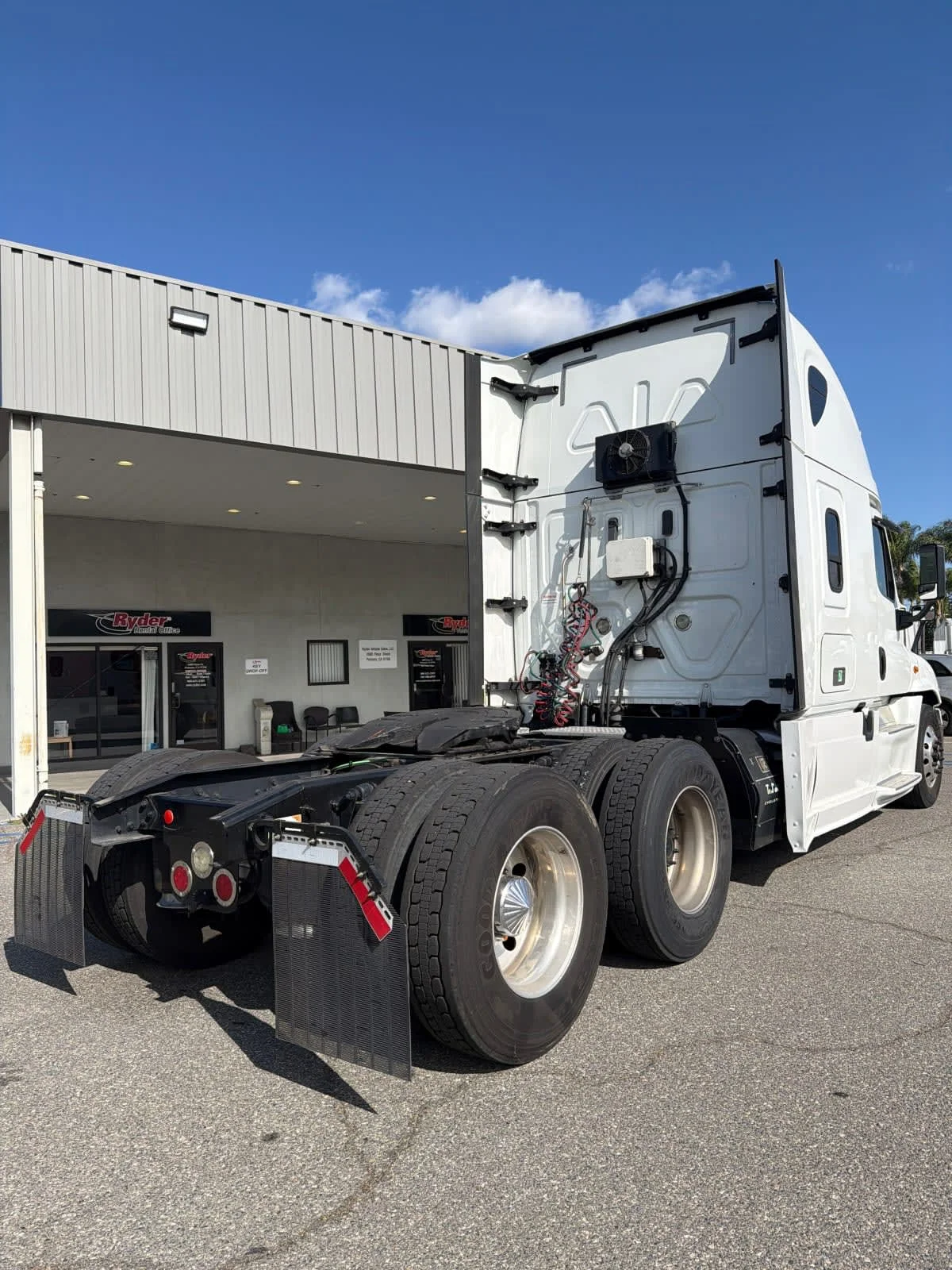 2018 Freightliner Cascadia in Pomona, CA — photo 4