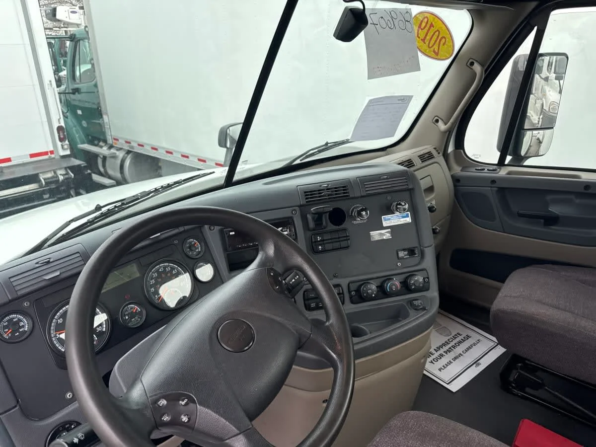 2019 Freightliner Cascadia in Bolingbrook, IL — photo 7