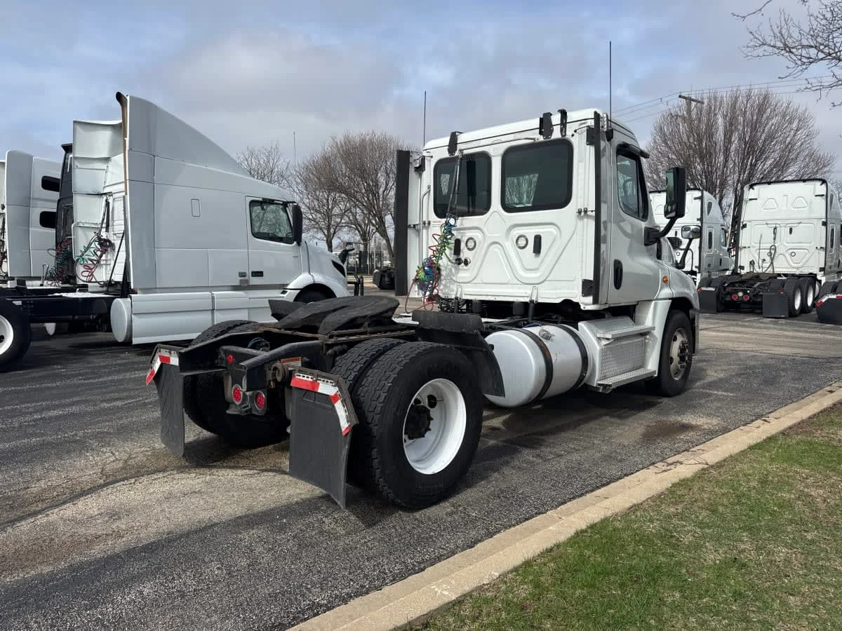 2019 Freightliner Cascadia in Bolingbrook, IL — photo 4