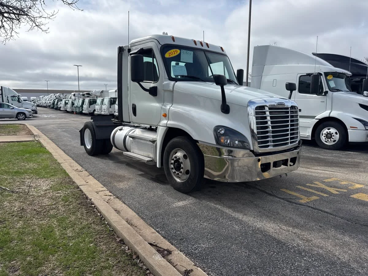 2019 Freightliner Cascadia in Bolingbrook, IL — photo 3