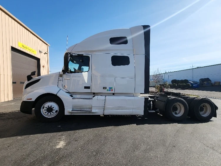 2021 Volvo VNL 760 in Kent, WA — photo 4