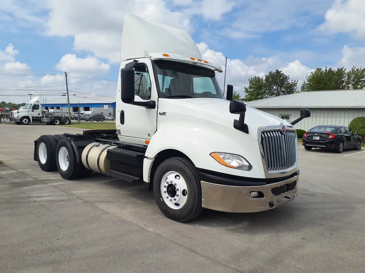 2019 International LT - image 3