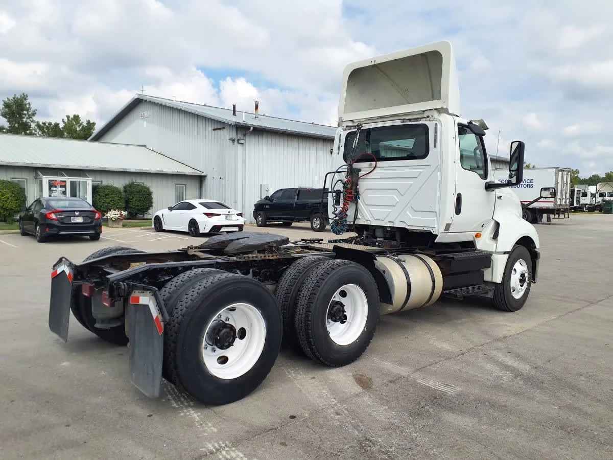 2019 International LT - image 4