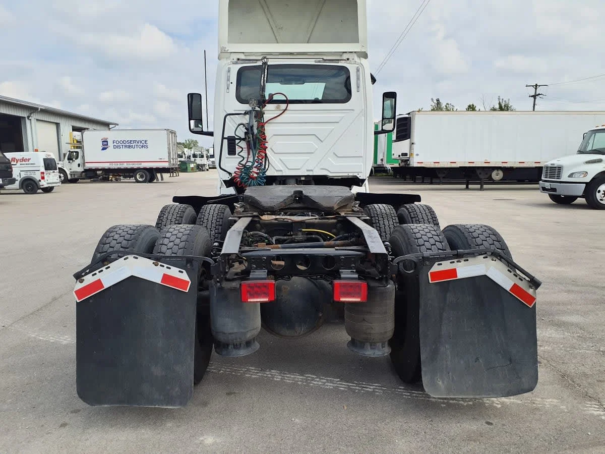 2019 International LT - image 5