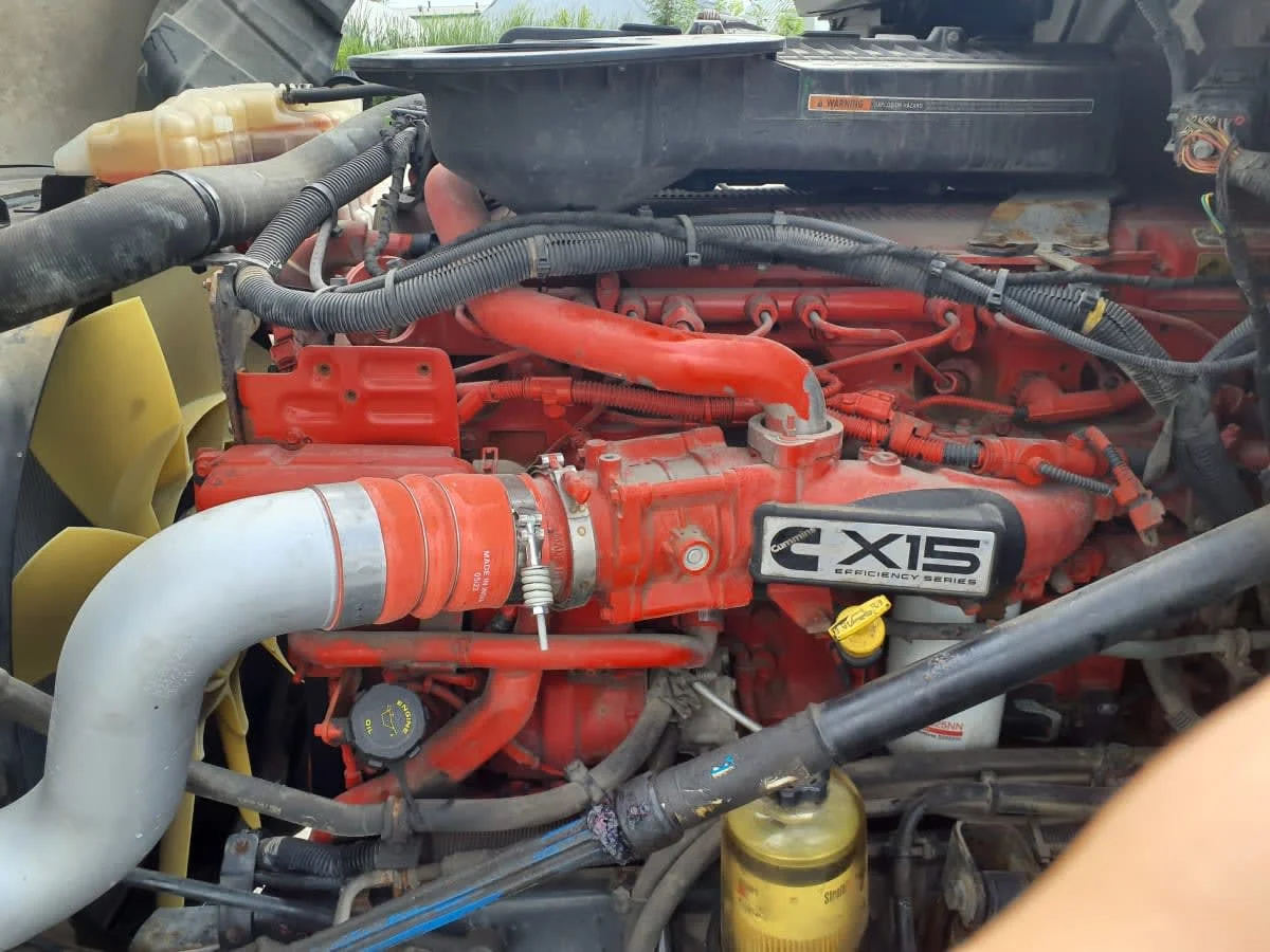 2019 International LT - image 8